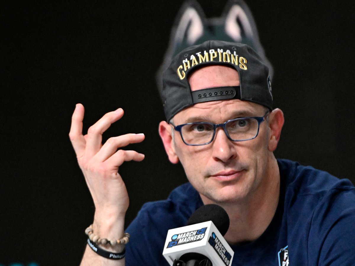 barstoolsports's tweet photo. Dan Hurley's Secret To Winning Back-To-Back National Championships? Don't Recruit Kids With Annoying Ass Parents https://t.co/pkQwv2BJf2 https://t.co/zvuFhVNBsC
