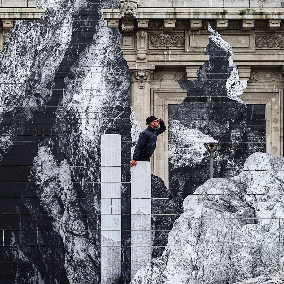 In Milan, @JRart has transformed Piazza Duca d'Aosta, and Milano Centrale Railway Statio with his installation 'La Nascita,' on display until May 1. Learn more about Pace artists in Italy during the upcoming Venice Biennale: bit.ly/4a2W7lL