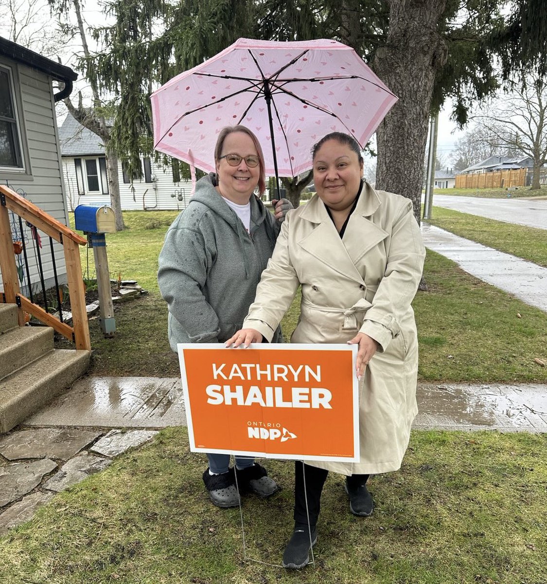 Rain or shine get your sign today! 🍊
kathrynshailer.ontariondp.ca
#ondp #onpoli #byelection #lkm