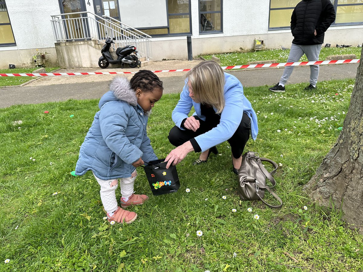 Le centre social André-Malraux et Poissy Solidaire organisaient ce jeudi 11 avril une chasse aux œufs. Sous les yeux du maire Sandrine Berno Dos Santos, l’événement a réuni une quarantaine d’enfants de 2 à 5 ans qui ont pu se régaler de chocolats une fois leur récolte terminée.