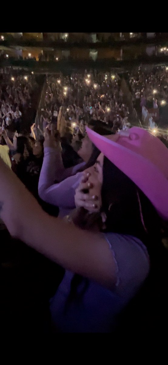 britgee23's tweet photo. 🎶Oh god, I’m gonna marry him if he keeps this sh*t up 🎶

💜💜

#Oliviarodrigoconcert #oliviarodrigo #GutsTour #houstontoyotacenter https://t.co/D5ICgUzo93