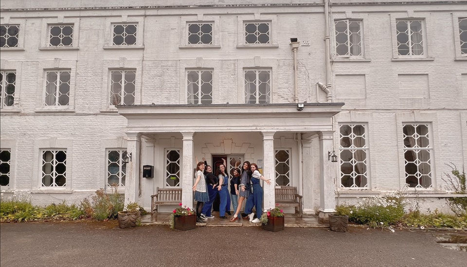 What's happening with #Foxlease ?🧵

Foxlease is a very old estate in Lyndhurst, New Forest. The original house dates back to Tudor times, and the rest of the house was built up around it over the subsequent centuries. The #Girlguides have owned it since 1922. 

#Girlguiding