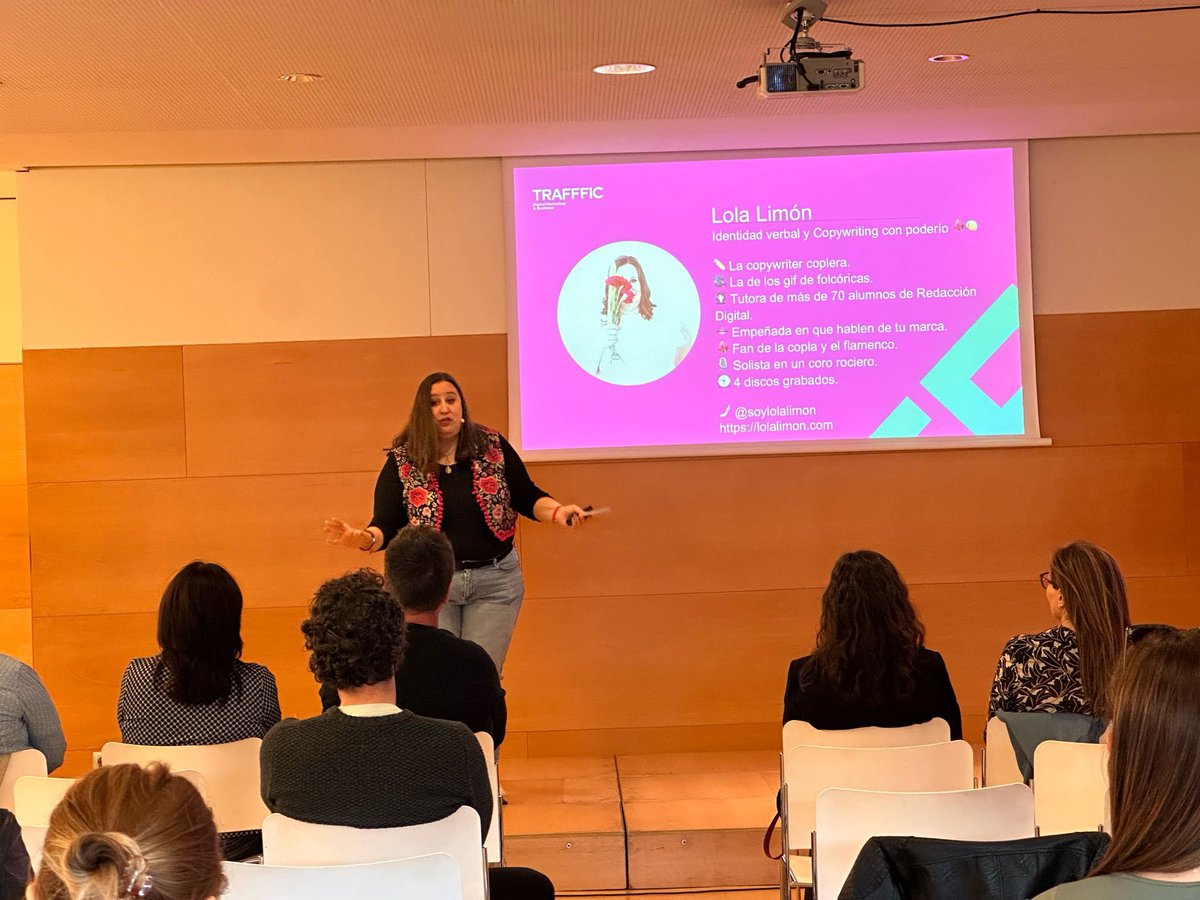 TRAFFFICpro's tweet photo. A continuación damos pie a la copywriter más flamenca de Internet💃 con su #OPENTALK titulada “Ecommerce con poderío: cómo crear fichas de producto que convierten”, convierte tu marca con @soylolalimon en tu propia voz 🎙️. #TRAFFFIC https://t.co/IEHtxxGcyp