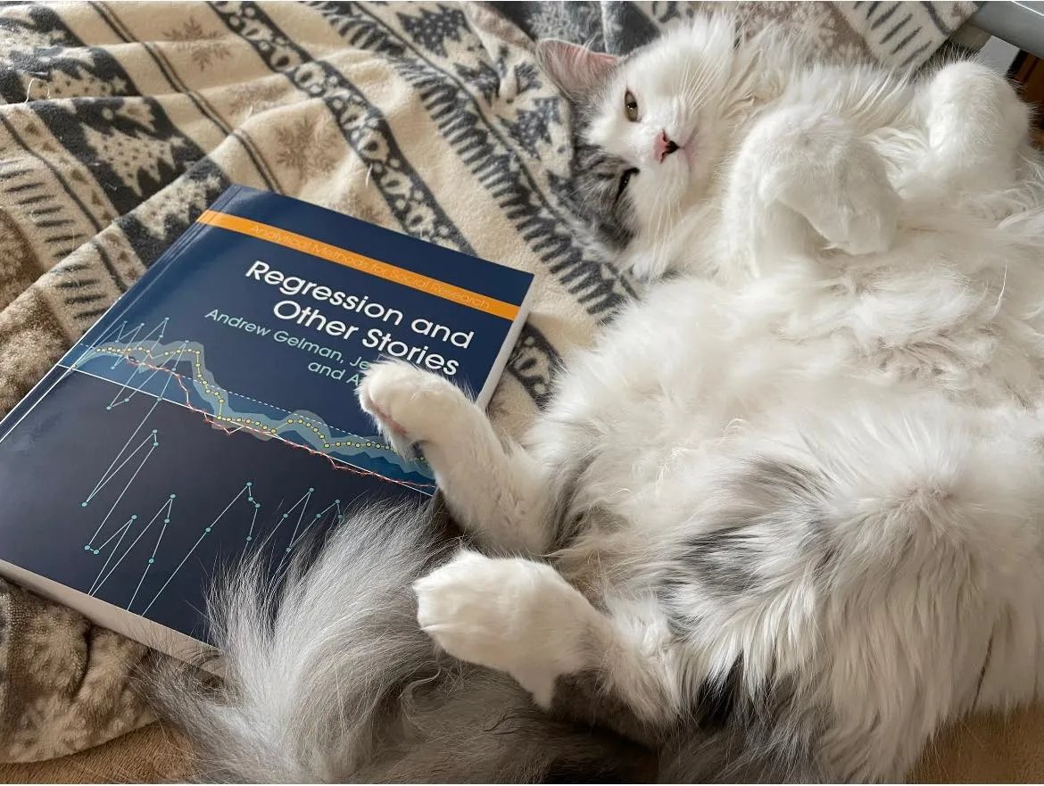 It's national pet day! Time to cuddle kitties and run statistical models! Arkansoft approves of the Andrew Gelman, Jennifer Hill, and Aki Vehtari methods book. statmodeling.stat.columbia.edu/2022/01/27/reg…