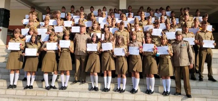 Estudiantes de la EMCC de LasTunas concluyen el 12°. Con su título de bachiller y comprometidos con la Revolución, dicen adiós a los estudios preuniversitarios. Jóvenes continuadores de la obra de Martí y Fidel y dispuestos a dar su vida por Cuba 🇨🇺. #LasTunasXMásVictorias