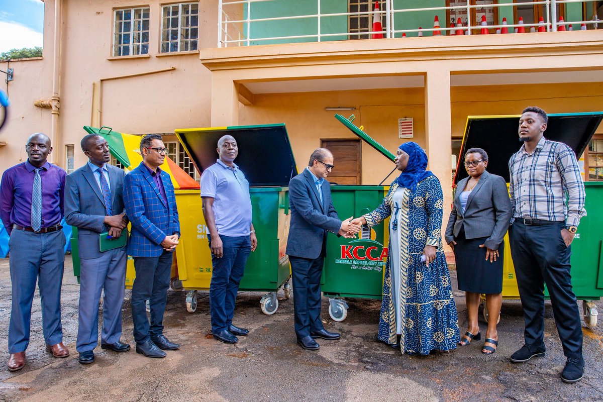 We have received a donation of 250 garbage skips from @RICEnergyGroup to boost our solid waste management efforts in #SmartCity.
These skips will support our efforts to implement the Presidential Directive of one garbage bin for every 200 meters #ABetterCity.
#infrastructureUG