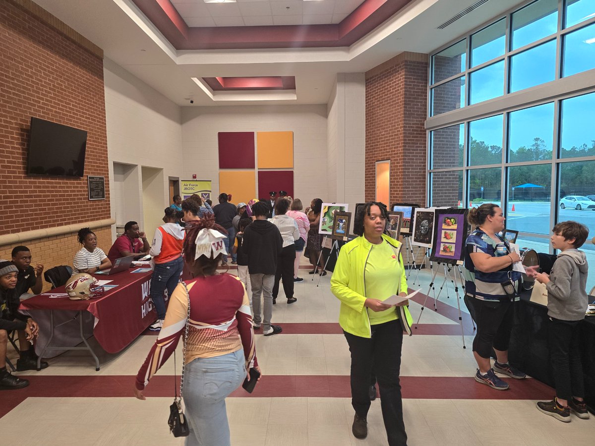 WHS_Seminoles's tweet image. Westside Warmly Welcomed our rising Freshmen from Weaver Middle for Smooth Transition Night! Students, Parents, and Guardians received pertinent information from Westside Staff and the variety of student organizations.
#Built4Bibb #WestsidePride #SmoothTransition #ClassOf2028