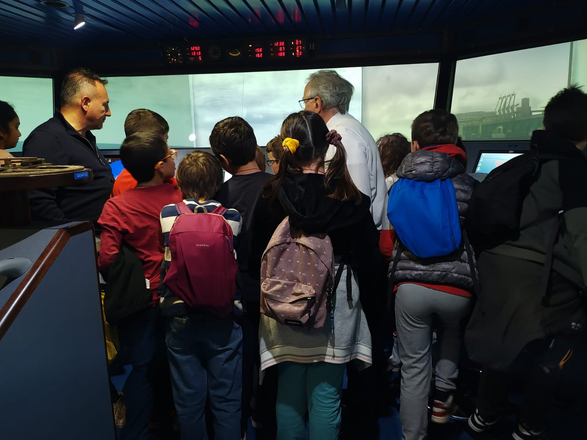In parallelo, visita degli allievi del plesso Zambelli della scuola primaria Morosini alla sala operativa della Capitaneria di Venezia e al simulatore di navigazione di VeMarS. #AlServizioDegliAltri