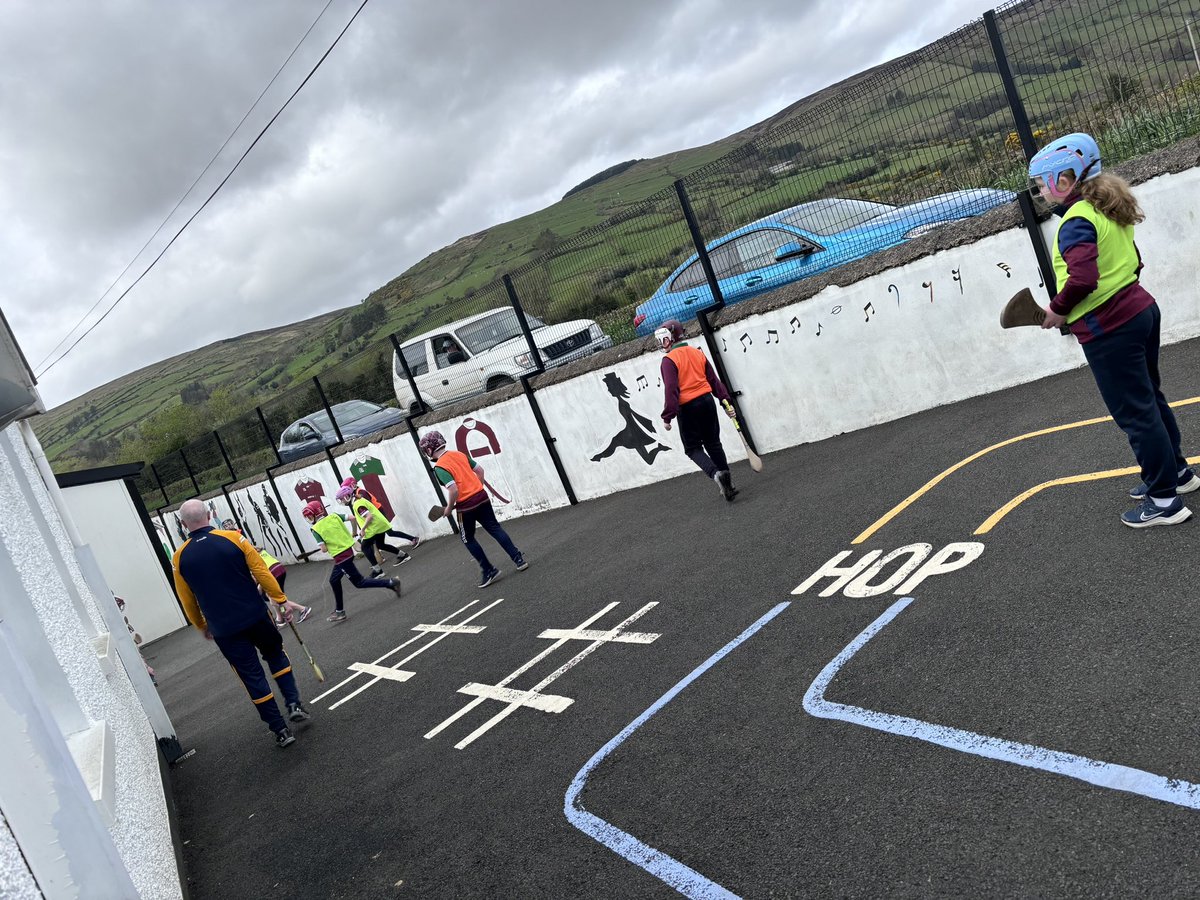 🥎🏑 WOODY IS BACK 🥎🏑 Our children were delighted to welcome our GAA Coach Dominic McKinley back to school again as we begin our Term 3 @Gaelfast_GAA Coaching Programme! Woody put P1-P7 through their paces this afternoon with some excellent skills on show ⭐️