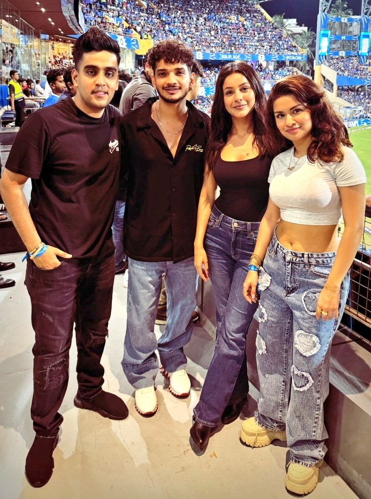 Shehnaaz At Stadium 🏟️ 😳.... With Raghav Munawar ❤️ #ShehnaazGill • #Shehnaazians