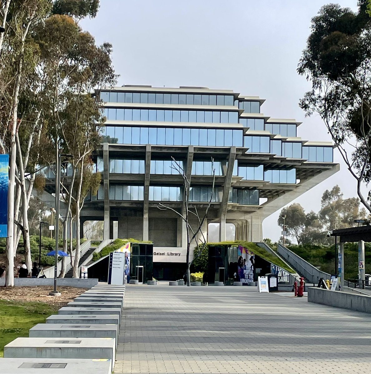 My San Diego journey continues w a visit at UCSD 🥳 Meeting a few @JCellBiol board members and some of the many excellent scientists here!