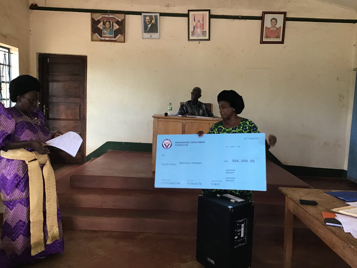 SBuweekula's tweet photo. Olukiiko lw’Essaza Buweekula olwomulundi ogw’okubiri mu mwaka 2024 lutudde ku mbuga ya Luweekula e Kaweri nga lukubiriziddwa omukubiriza waalwo Canon Kaboza E Sserungoji Ssalongo.
Kanso eyisizza ekiteeso ekikungubagira n’okusiima emirimu egyakolebwa eyali omulezi w’Essaza. https://t.co/nHolq4mbn4