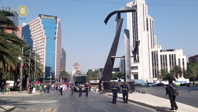 09:32 #PrecauciónVial | Manifestantes provenientes de Paseo de la Reforma ingresan a la Av. Juárez rumbo al Zócalo. #AlternativaVial Artículo 123 y Av. Hidalgo.