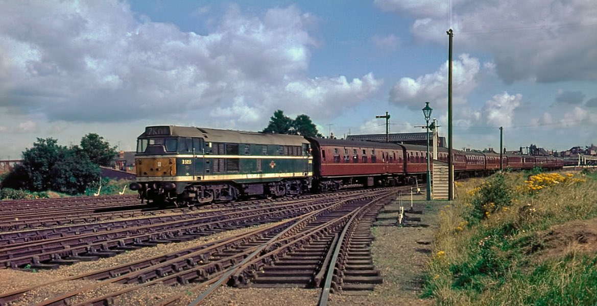 D5855 reverses stock out of the extensive carriage sidings at Skegness for a service to Kings Cross, August 1964 #ThirtyOnesOnThursday 

📸 Andrew Bell