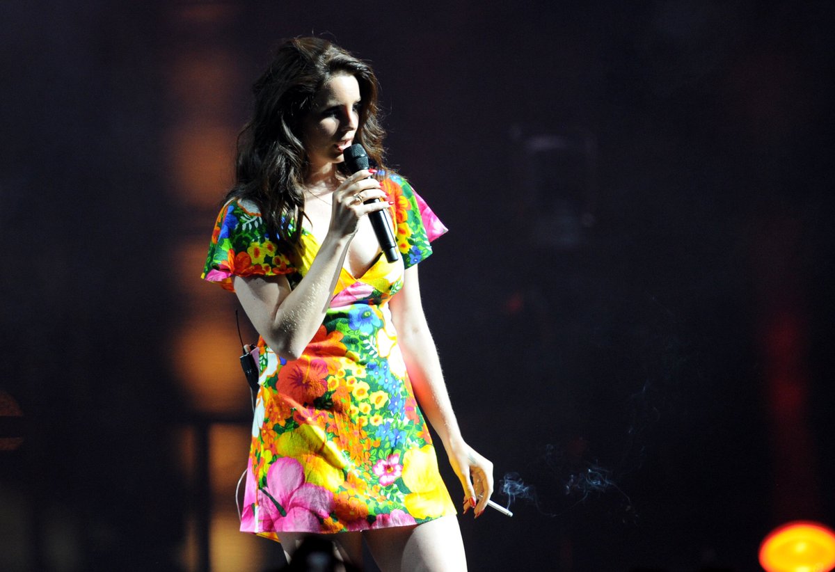 Lana Del Rey at Coachella 2014 - Day Two lanadelreyfan.com/gallery/thumbn…