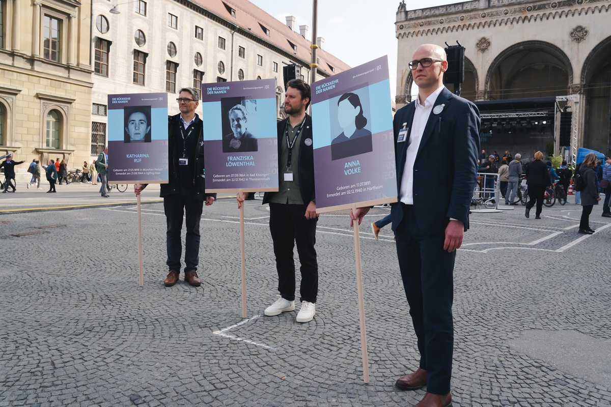 Die Jahre des NS-Regimes waren auch in München eine Zeit des Terrors. 12000 Münchnerinnen und Münchner kamen durch das NS-Gewaltregime, auch unter der Verantwortung der Polizei, zu Tode. Wir beteiligen uns heute am Erinnerungsprojekt „Rückkehr der Namen“ und gedenken der Opfer.