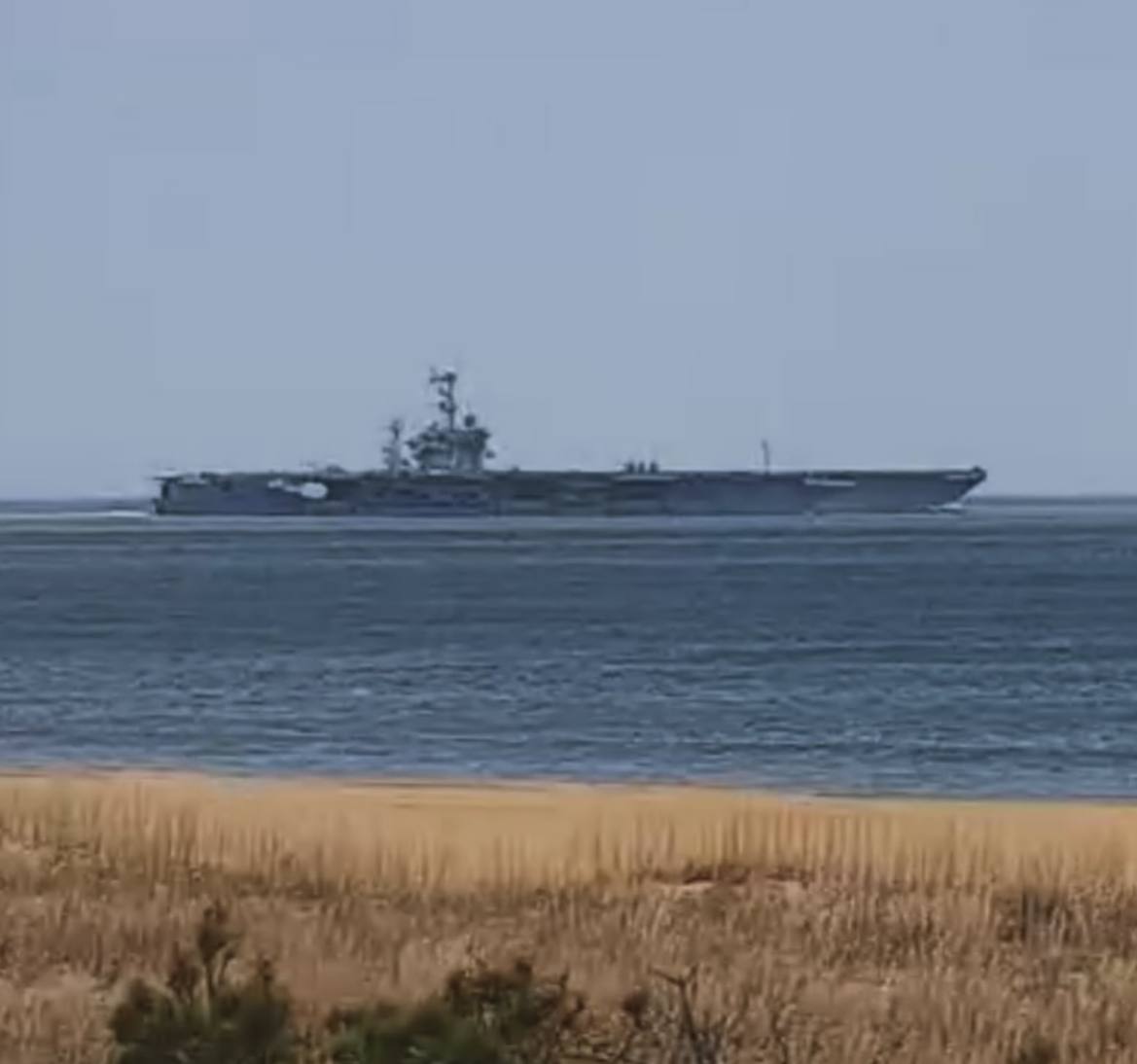 📸 US Navy is bringing the aircraft carrier CVN-69 (Dwight D. Eisenhower) closer to Israel, in an attempt to intercept the Iranian missiles, since the US does not want to put its military bases at risk. Via @savunmaisleri