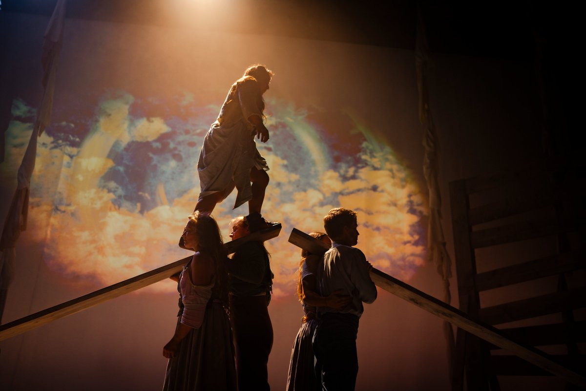 An extraordinary, innovative, enthralling production from @OckhamsRazorUK with #Tess @BelgradeTheatre. A heady mix of circus, dance, storytelling, stunning stagecraft and drama taking theatre to stunning new levels in the telling of Hardy's classic tale. behindthearras.com/Reviewspr/2024…