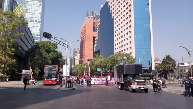 #PrecauciónVial | Manifestantes avanzan sobre carriles centrales de Paseo de la Reforma al Oriente a la altura de Eje 1 Poniente rumbo al Zócalo. #AlternativaVial Circuito Interior.
