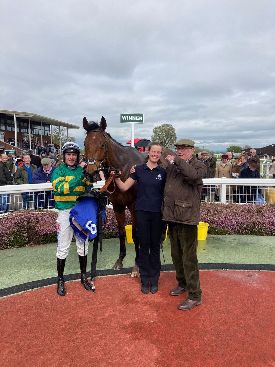 Soir De Gala wins nicely @TauntonRacing under a lovely ride from @williams_lorcan. Well done to his owner John P McManus and to Alice who rides him everyday and all the team at home. #116