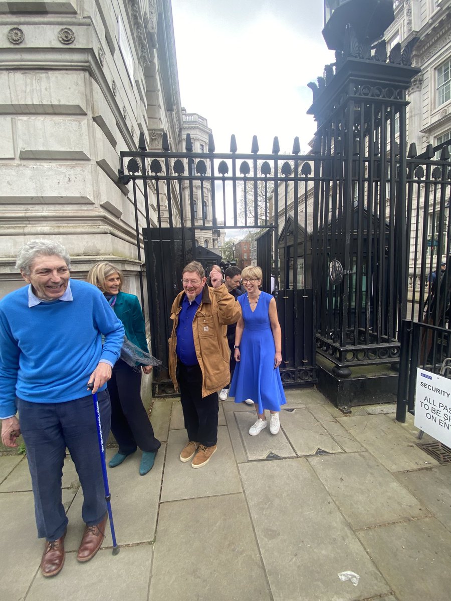 The Movers &Shakers leaving number 10 Downing St having handed in a petition of 20k names calling for change for Parkinson’s - let’s get to 100k for a Parliamentary debate.@CureParkinsonsT ⁦@ruskin147⁩ ⁦@MayhewArcher⁩ ⁦⁦