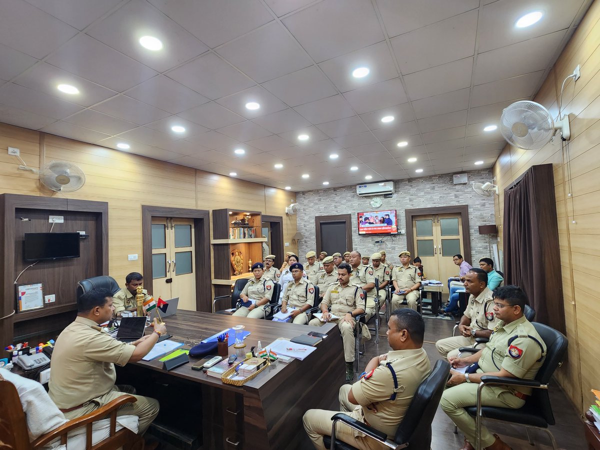 A review meeting was held at SP office Cachar regarding upcoming GPE-2024. DIGP, SR & SP Cachar briefed the officers to ensure compliance of important instructions given by Hon'ble DGP Assam during his visit. @CMOfficeAssam @gpsinghips @KangkanJSaikia @assampolice