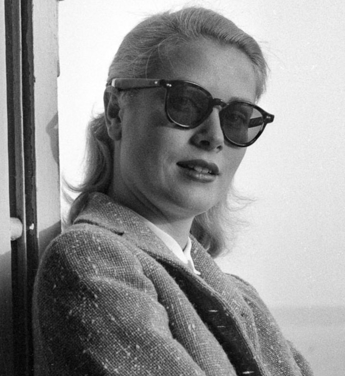 TheCinesthetic's tweet photo. Grace Kelly at Cannes Film Festival, 1955. https://t.co/ZTxlYBAjdd