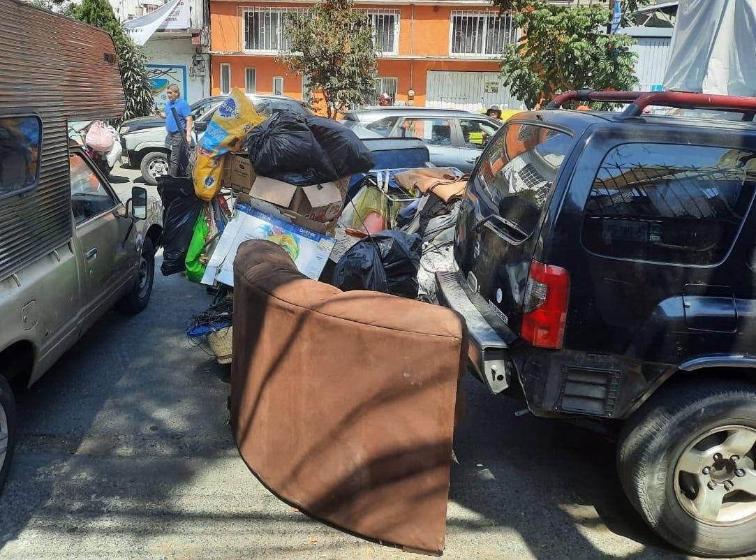 Como una medida de salud pública, se retiró mobiliario de las calles Copal y Coyamel, en Pedregal de Santo Domingo, a fin de evitar focos de infección y así cuidar la salud de las y los vecinos.