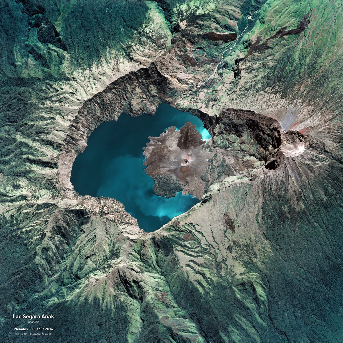 Les couleurs splendides du lac Segara Anak observé par un satellite Pléaides ! Ce bleu étonnant lui a valu son nom, littéralement « mer enfant ». Il est situé en Indonésie dans la caldeira d'un ancien volcan effondré en 1257. 📸 CNES / Distribution @AirbusSpace 2014