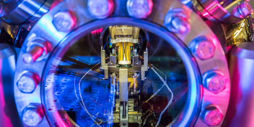 Ben Lanyons Team has more than doubled the success rate for sending photons that are #quantum mechanically entangled with atoms to a distant site, reports @dehrenstein in @APSphysics ▶ physics.aps.org/articles/v17/s… ▶ doi.org/10.1103/PRXQua… @PRX_Quantum @uniinnsbruck