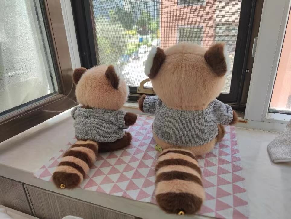 With 2 sizes, the red panda bear stuffed animal's unique appearance is particulrly suitable for Santa Claus cosplay. #redpanda #redpandaplush #plush #plushies #stuffedanimal #redpandalovers #pandarojo #peluchepandarojo #animales #chuanxpanda #peluches