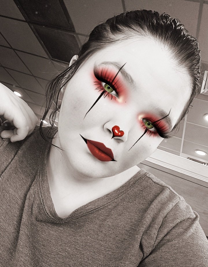 MrsS438's tweet image. Danm I would make a hot ass clown 🥵 #clown #filter #snapchatfilters #cute