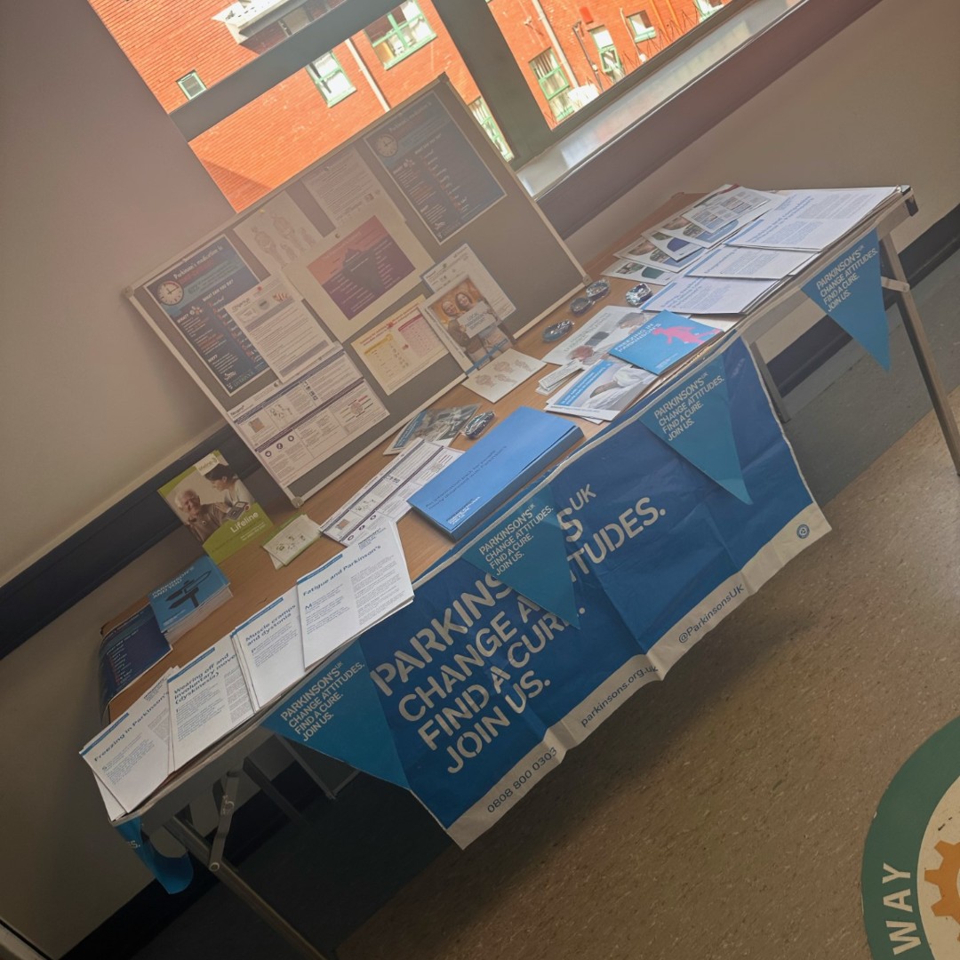 Today is #WorldParkinsonsDay. Our specialist nurses have been on hand outside Chavasse Ward to educate and raise awareness around Parkinson's. 💙