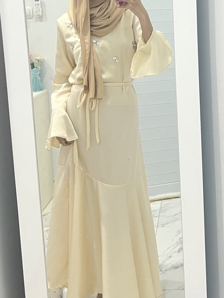 bungsmlnd's tweet photo. sekali liat aku langsung naksir sama dress ini🫵💜

pas banget dipake di momen lebaran atau acara2 formal lainnya. ini bahan silk dan aku suka banget sama lengan loncengnya🥰 ada tambahan payet dan pitanya juga. talinya juga bisa diadjust yah sesuai style yg mau dicoba https://t.co/2oUXZcRvW7