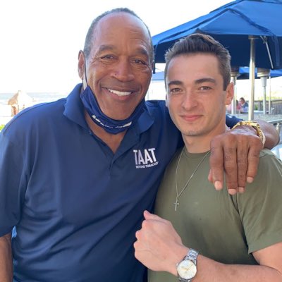 dattmalesandro's tweet photo. #NewProfilePic I had the privilege of meeting OJ a couple years back. We shared some laughs &amp; pina coladas at a beach bar in FL. Yes, I was scared / nervous at first… how could you not be when you are in the presence of one of the greatest Running backs in NFL history. #RIPOJ https://t.co/IrdA80jAM9