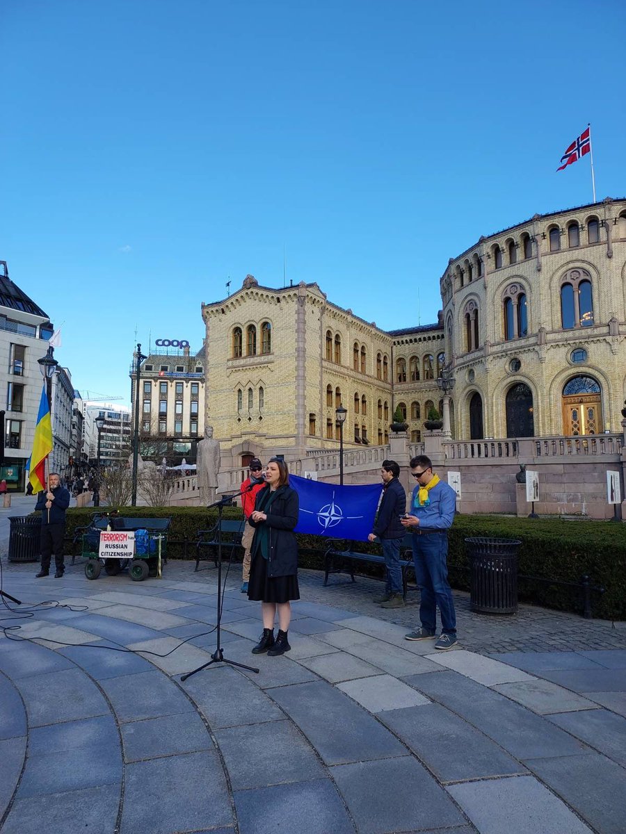 Daily demonstration in support for Ukraine in front of Norwegian parliament
#UkraineNATOnow
#makerussiapay 
@OlenaHalushka @i_krasnoshtan
