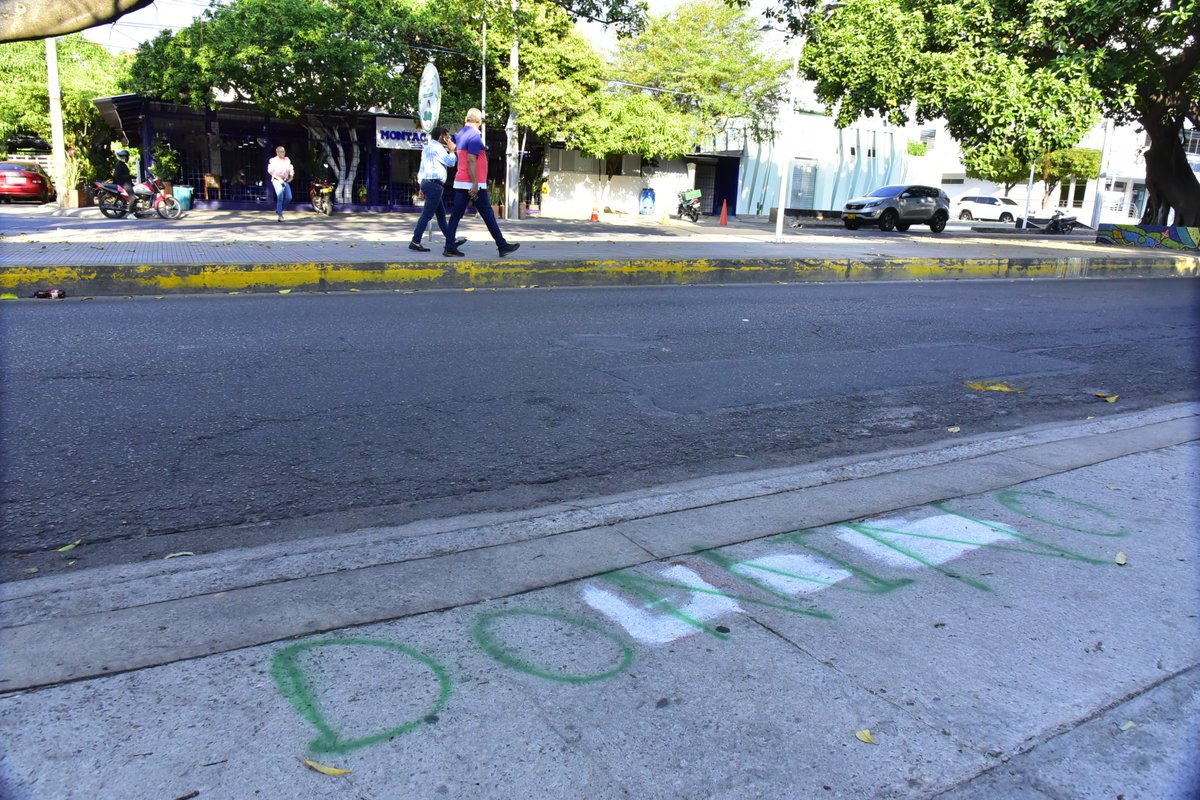 No permitimos la invasión del espacio público en Valledupar. Recibimos una denuncia por ciudadanos de la avenida Simón Bolívar, sobre la carrera 19, respecto a avivatos que demarcaron la zona para alquilarla durante en el desfile de Piloneras, en el Festival Vallenato. ⬇️