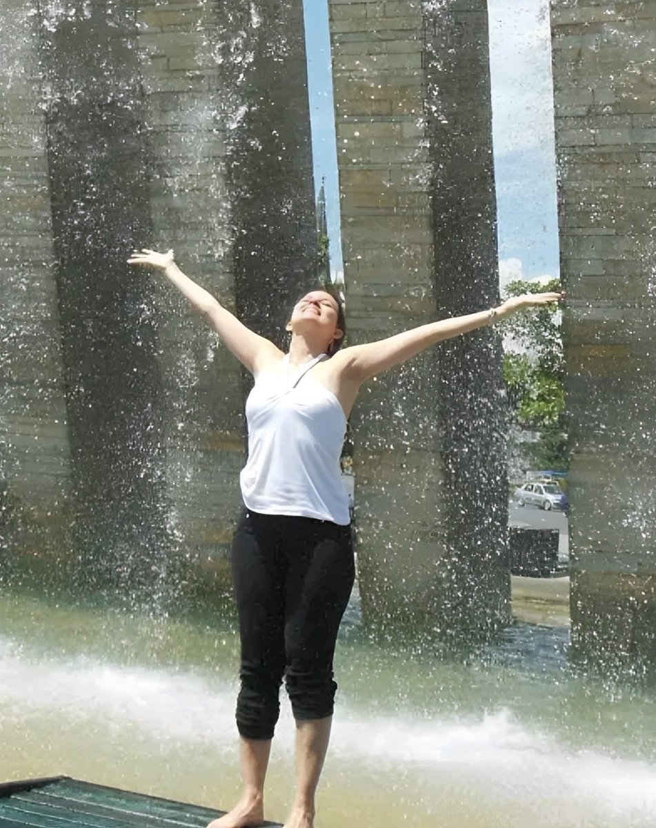 Si hay magia en este planeta, está contenida en el agua. Recuerda siempre que millones de personas han sobrevivido sin amor, pero ninguna sin agua. Dale frescura a tu vida. Y no olvides sonreír. Cuida lo que te rodea Te deseo un feliz y bendecido día Besos que vuelan hasta ti 💞