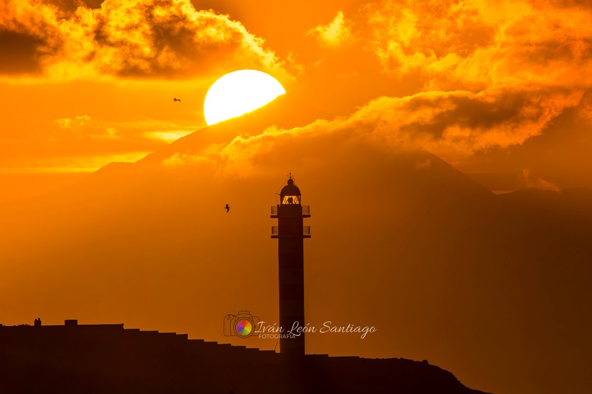 📷🌄 El borde del sol tocando la cima del #Teide alineado a 92 km con el Faro de Sardina #Sunset Abril 2024 #Gáldar #GranCanaria 🇮🇨#IslasCanarias