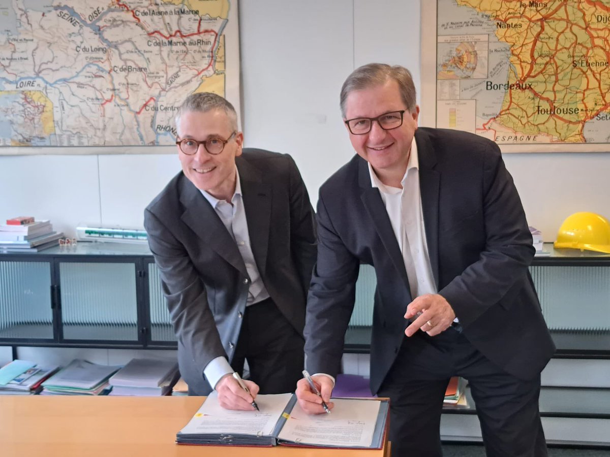 J’ai signé avec @SylvainWaserman, président @ademe, la convention eXtrême Défi Logistique. 🎯 une logistique du dernier kilomètre 2️⃣❎ plus durable et ↘️ - 20 % de : coûts, gaz à effet de serre et polluants, congestion et ❌ de livraison.