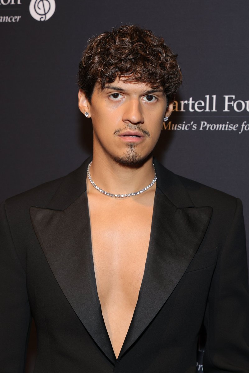 RollingStone's tweet photo. .@omarapollo's mom's hot sauce recipe will soon be in Taco Bell restaurants across America.

"It’s me being like, 'Since I made you get the restaurant shut down by being born, this is how I’m paying you back.'"

More: https://t.co/lQfVNSbCHa https://t.co/RYIypueGn5