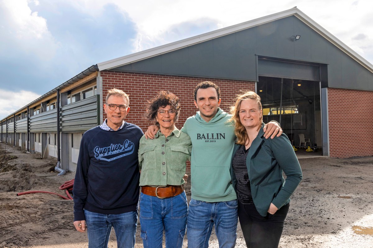 Zeugenhouders Hans, Christa en Sander van Leeuwen beginnen op steenworp afstand van hun varkensbedrijf met een tweede bedrijfstak. Ze gaan 13.000 biologische #vleeskuikens houden. Vrijdag 12 april houden ze een open dag: 
boerderij.nl/ervaring/zeuge…
#reportage #biologisch