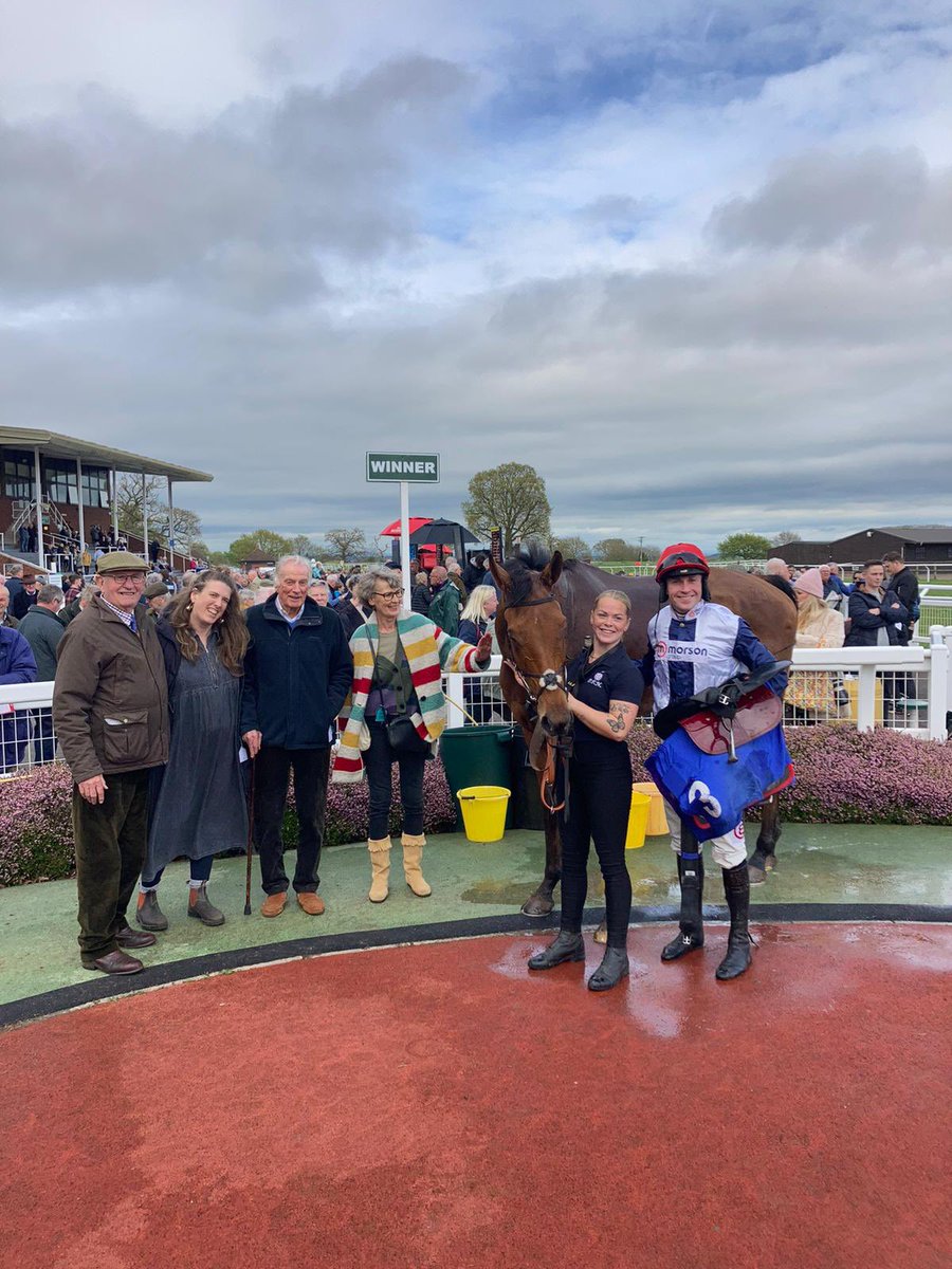 Knowsley Road bounces back to form to win cosily @TauntonRacing under a great ride from @williams_lorcan. Well done to his owners The Pelham Family and Julia who rides him at home and Meg who looks after him. #117