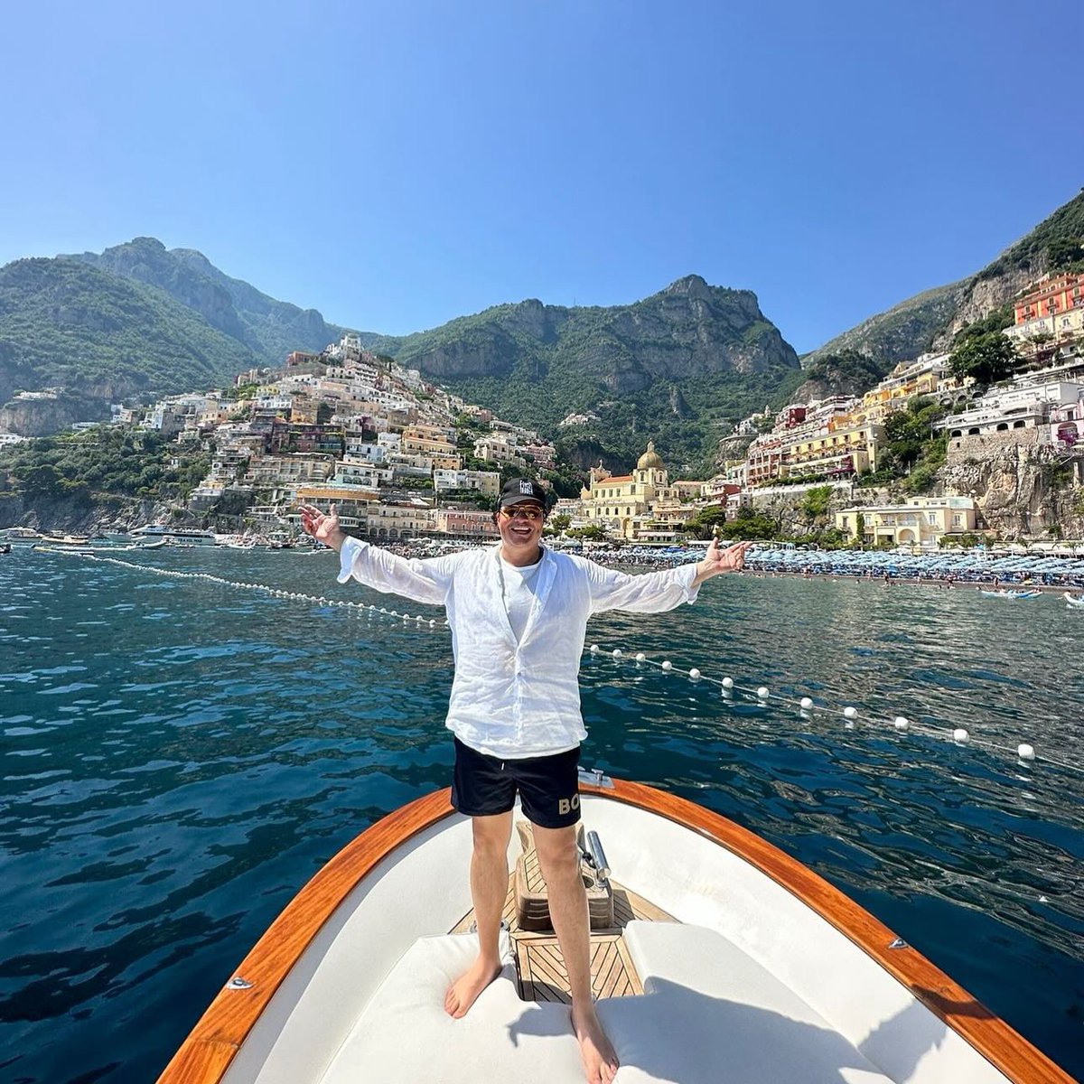 Un día me encontré en la lona, moribundo y sangrando, más allá … que aquí, triste, dolorido, sin gana alguna de seguir luchando…

Ahí en esa lona, no hay nadie, no hay risas, no hay familiares, no hay amigos … no hay circo, xk el circo necesita monedas …

Lo único que hay es