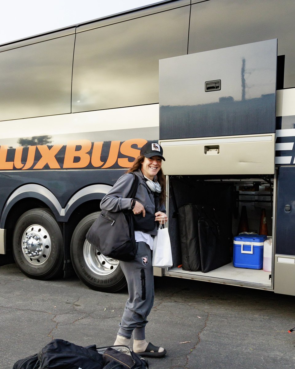 🚌 Boarding: #LuxBusAmerica to LAX. 🛫 Next stop: The Windy City. See y’all in Chicago!