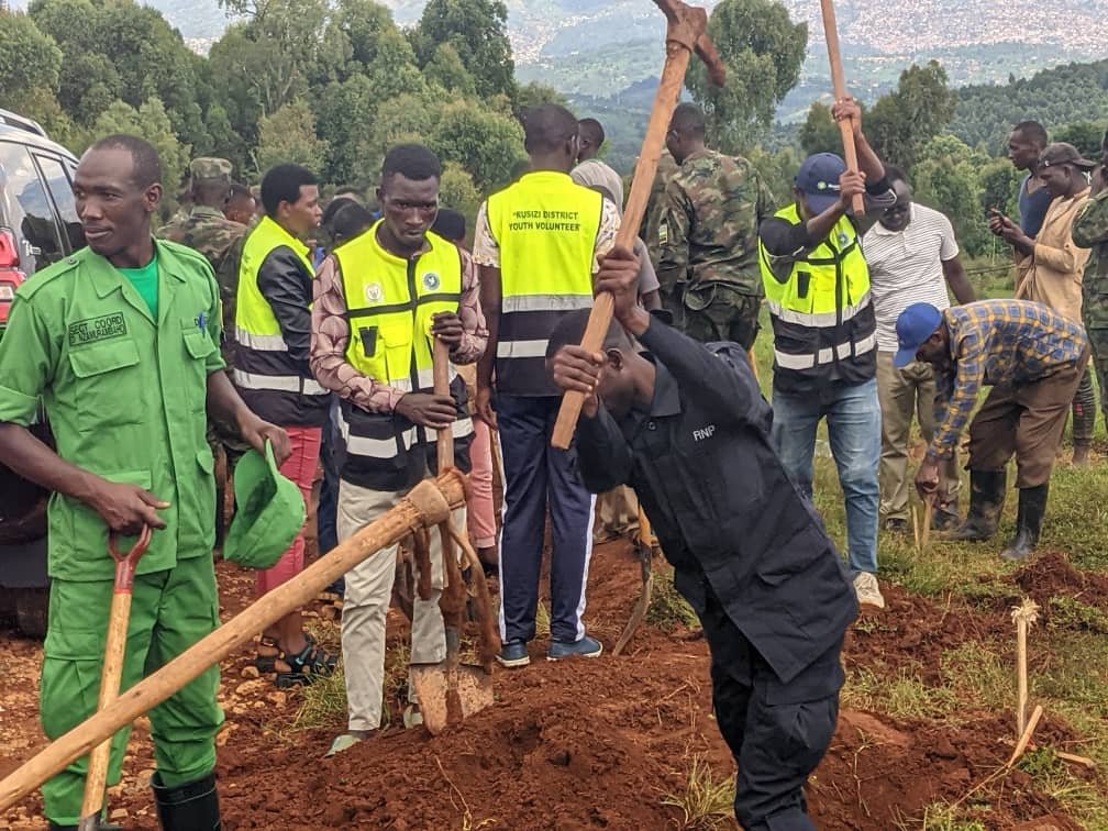 None twiriwe mu muganda udasanzwe wo kuvugurura umuhanda wa 200m ugana ku gakiriro ka <a href="/RusiziDistrict/">Rusizi District</a>! Ni ku bufatanye n'inzego zirimo <a href="/Rwandapolice/">Rwanda National Police</a>, #RDF, <a href="/RwandaDasso/">District Adm Security Support Organ(DASSO)</a> na <a href="/RCS_Rwanda/">Rwanda Correctional Service</a>. Hari kandi Mayor <a href="/DrKibiriga/">Dr. ANICET KIBIRIGA</a> n'abayobozi b'Ingabo na Police mu karere kacu n'abandi!
#Tujyanemo