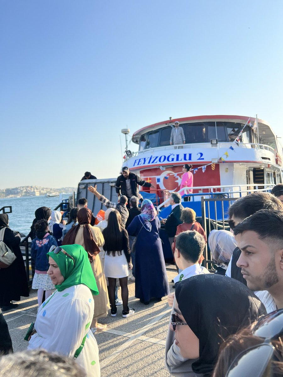 zveyisoglu's tweet photo. Ortaköy’ den Sarıyer’e gitmek için iskelede 1:45 dakika motor bekledik. Sarıyer seferini yapması gereken Feyizoğlu-2 isimli motor Ortaköy iskeleye yanaşıp yolcuya bağırıp arıza bahanesiyle indirip Eminönü’ne geri dönüyor. 
@IBBcozummerkezi, @sehir_hatlari, @ekrem_imamoglu https://t.co/eUowSnPHVM