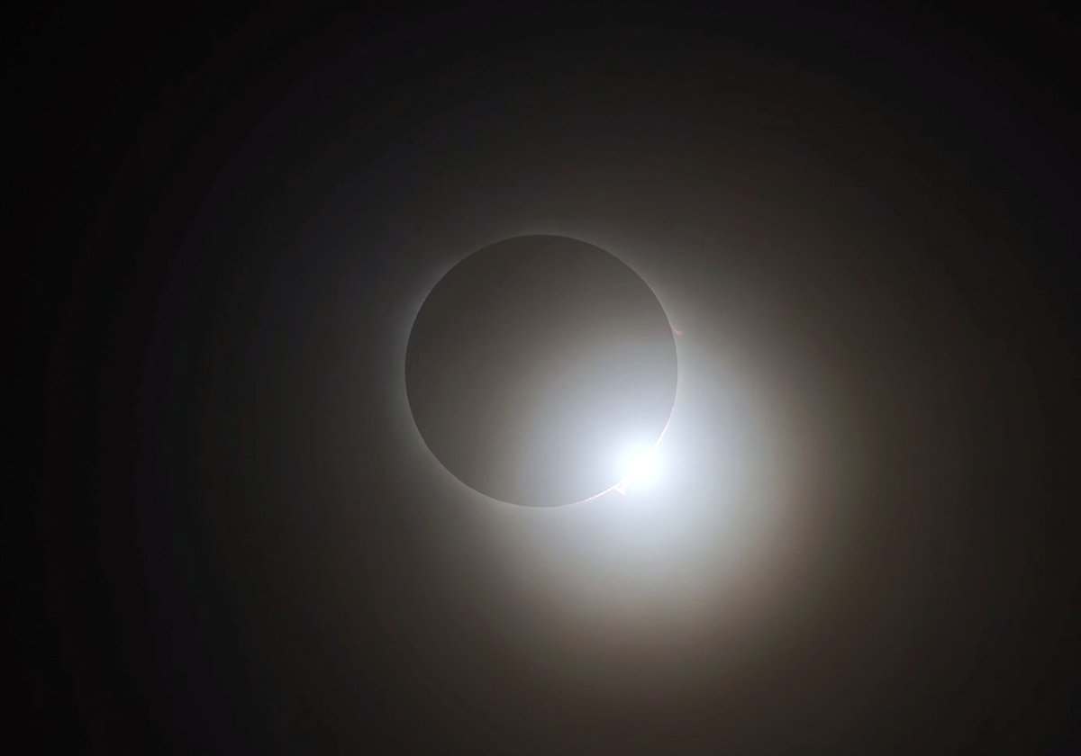 第3接触のときのダイヤモンドリングです。これは動画からの切り出しです。薄雲越しだからか、ゴーストが出ておらず、画像としてはきれいに写ってると思います。
#皆既日食 #メキシコ #クアトロシネガス #Eclipse2024 #ダイヤモンドリング