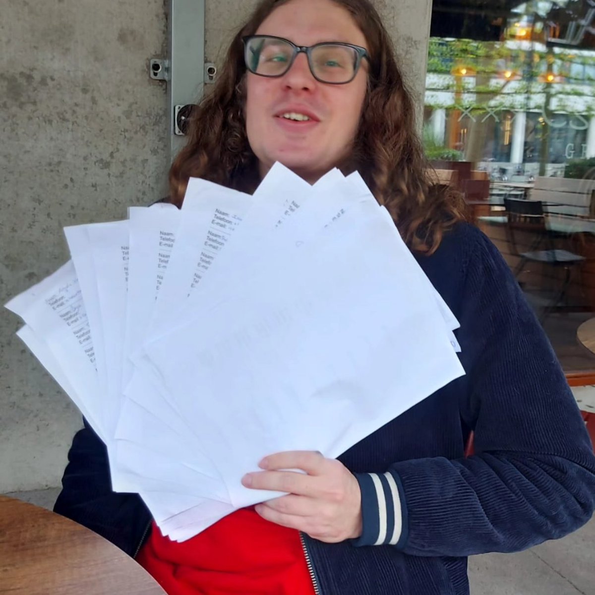 En weer zo'n 150 handtekeningen opgehaald voor onze petitie! Waar je vaak mensen moet overhalen om een petitie te tekenen hoeven we hier niemand te overtuigen. Logisch, want de trein moet gewoon altijd op station Tilburg Universiteit stoppen. Op naar de 1000 handtekeningen 📈🔜🍅