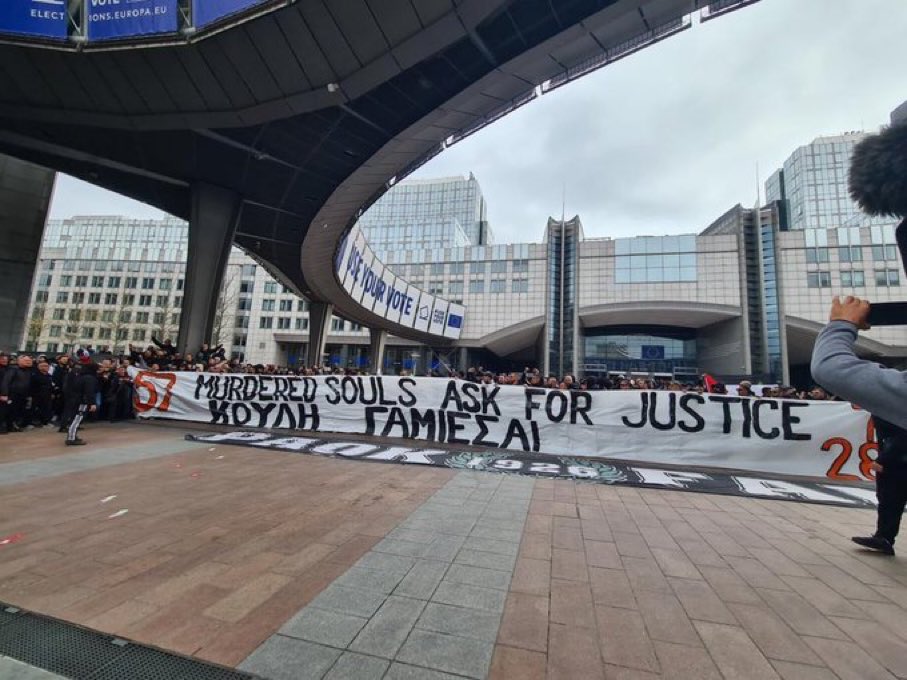 Όσοι είστε οπαδοί του ΠΑΟΚ, σήμερα θα 'πρεπε να είστε περήφανοι γι' αυτό το πανό στις Βρυξέλλες.